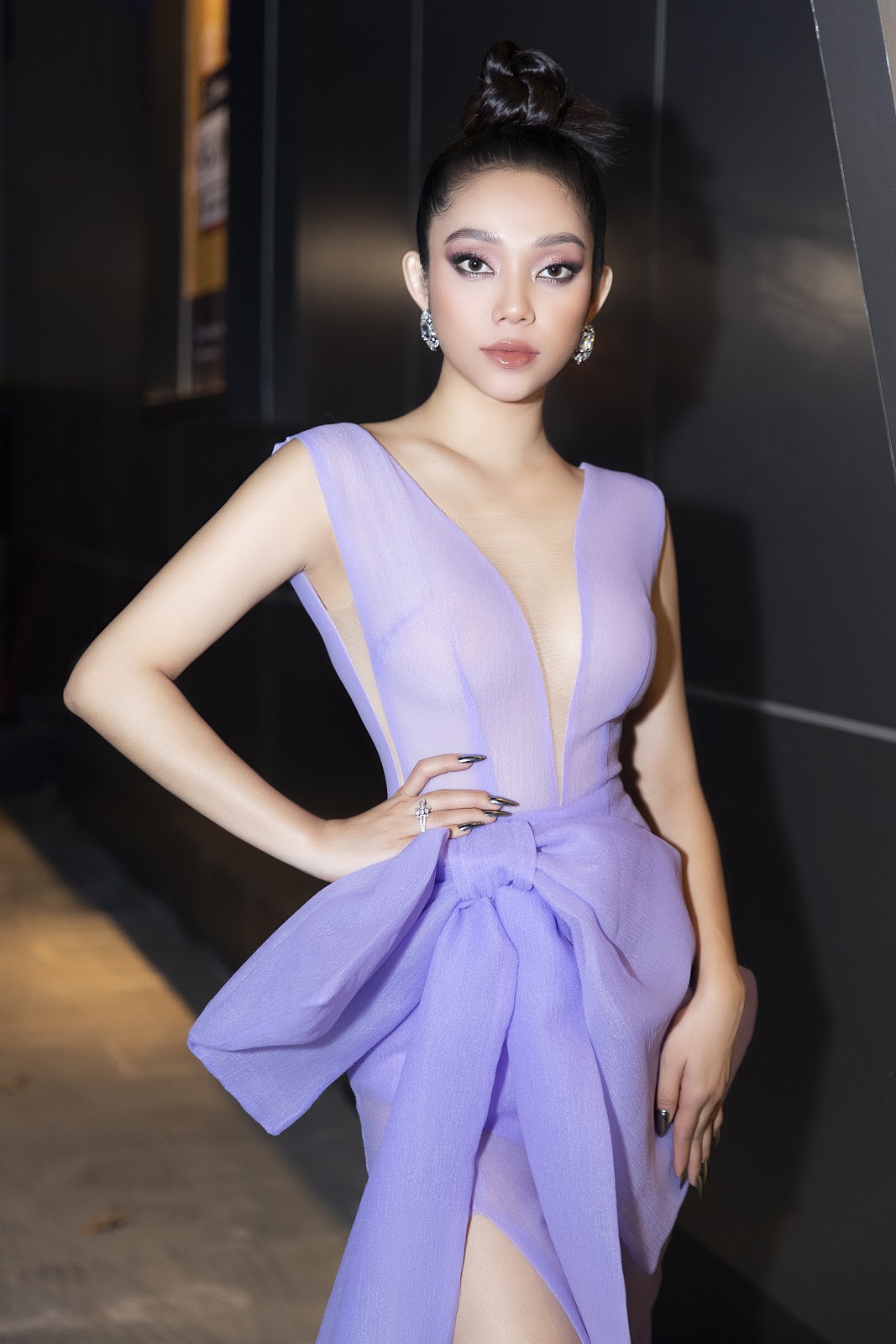 Lâm Thu Hồng diện váy tím sang chảnh, hút mắt khán giả tại Tuần lễ Thời trang Quốc tế Việt Nam 2020 - Hình 3