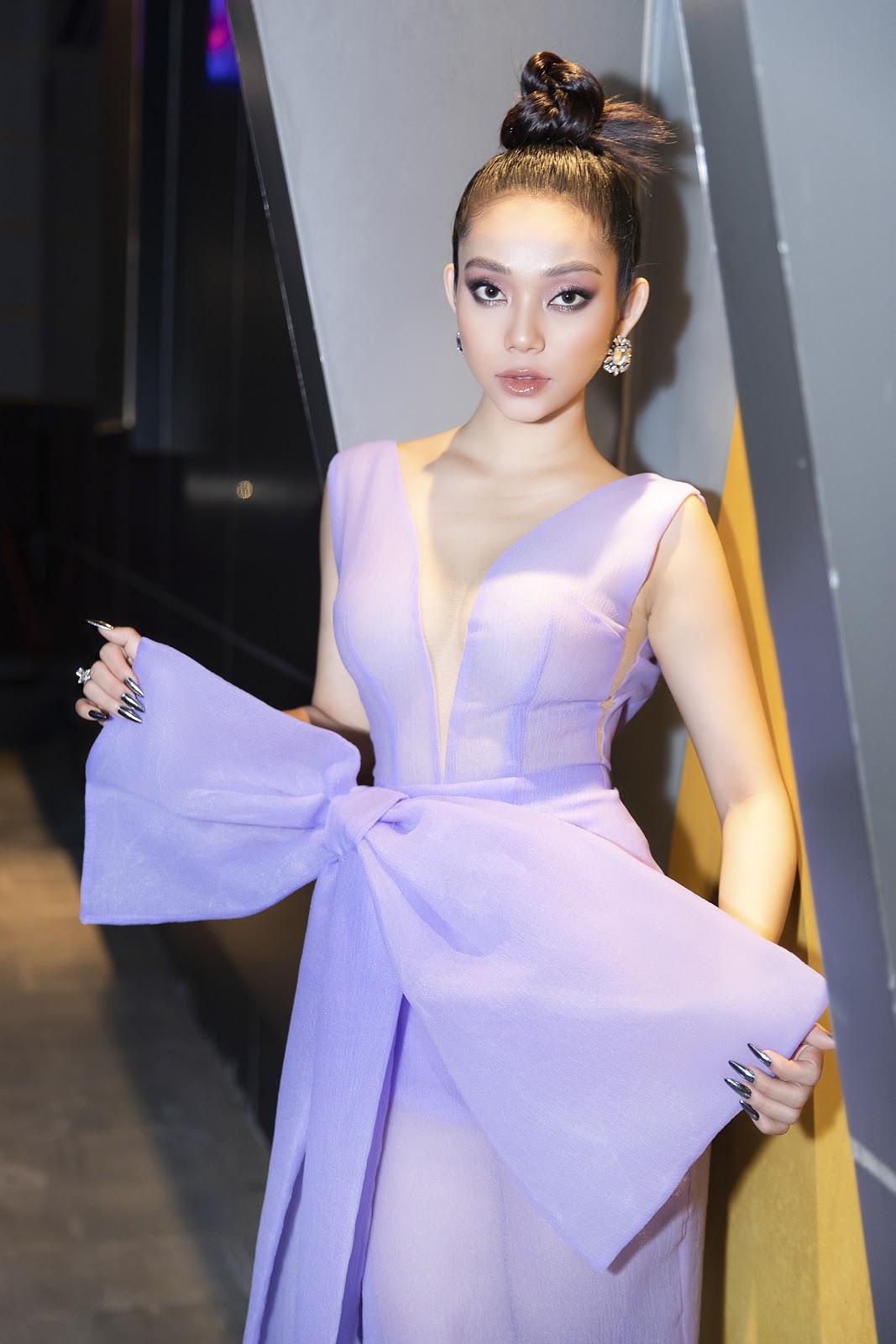 Lâm Thu Hồng diện váy tím sang chảnh, hút mắt khán giả tại Tuần lễ Thời trang Quốc tế Việt Nam 2020 - Hình 1