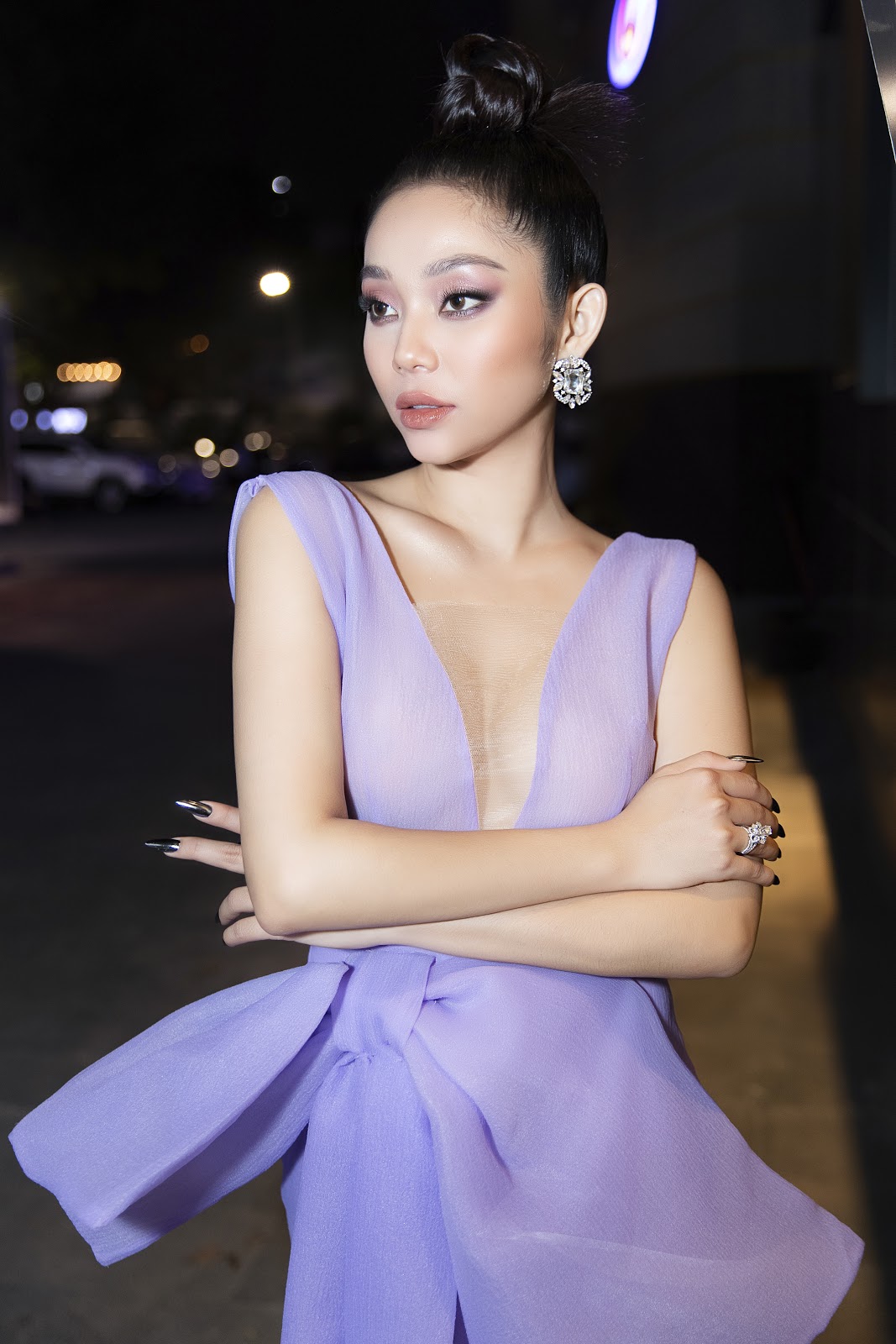 Lâm Thu Hồng diện váy tím sang chảnh, hút mắt khán giả tại Tuần lễ Thời trang Quốc tế Việt Nam 2020 - Hình 4