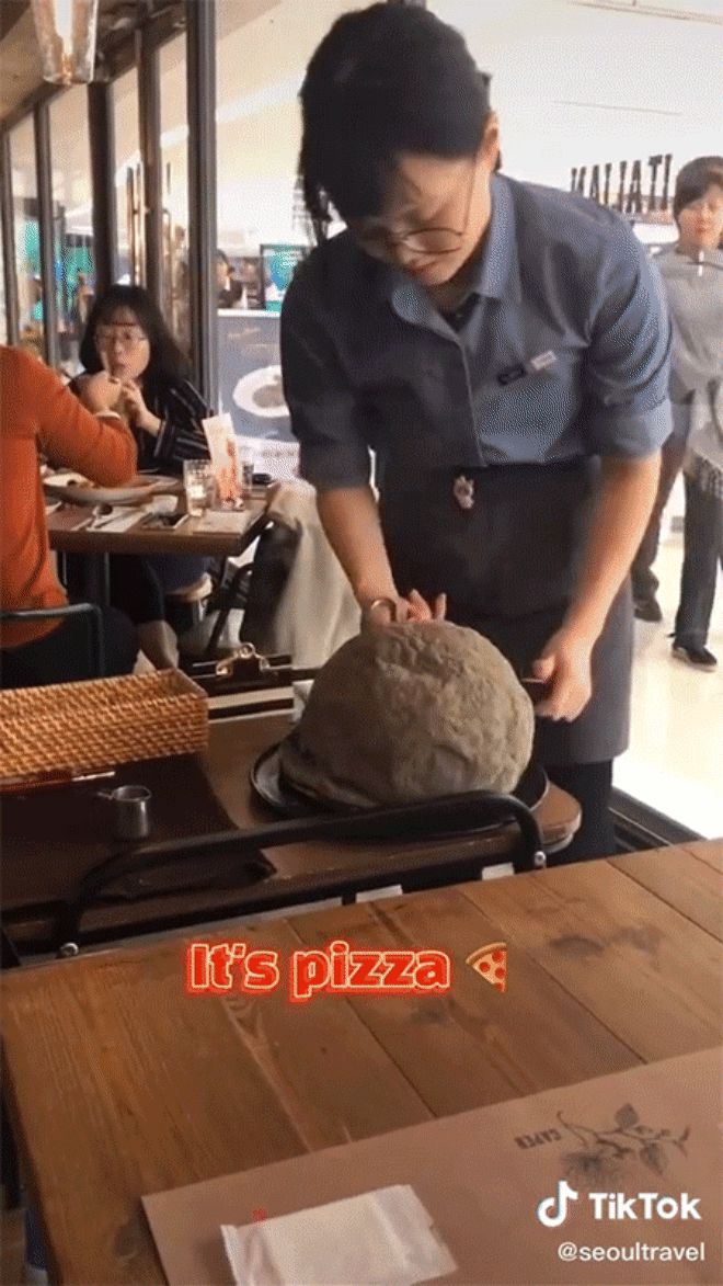 Phát hoảng với cảnh tượng chiếc pizza bốc cháy ngùn ngụt ngay giữa nhà hàng, không ngờ là do nhân viên... cố tình đốt - Hình 4