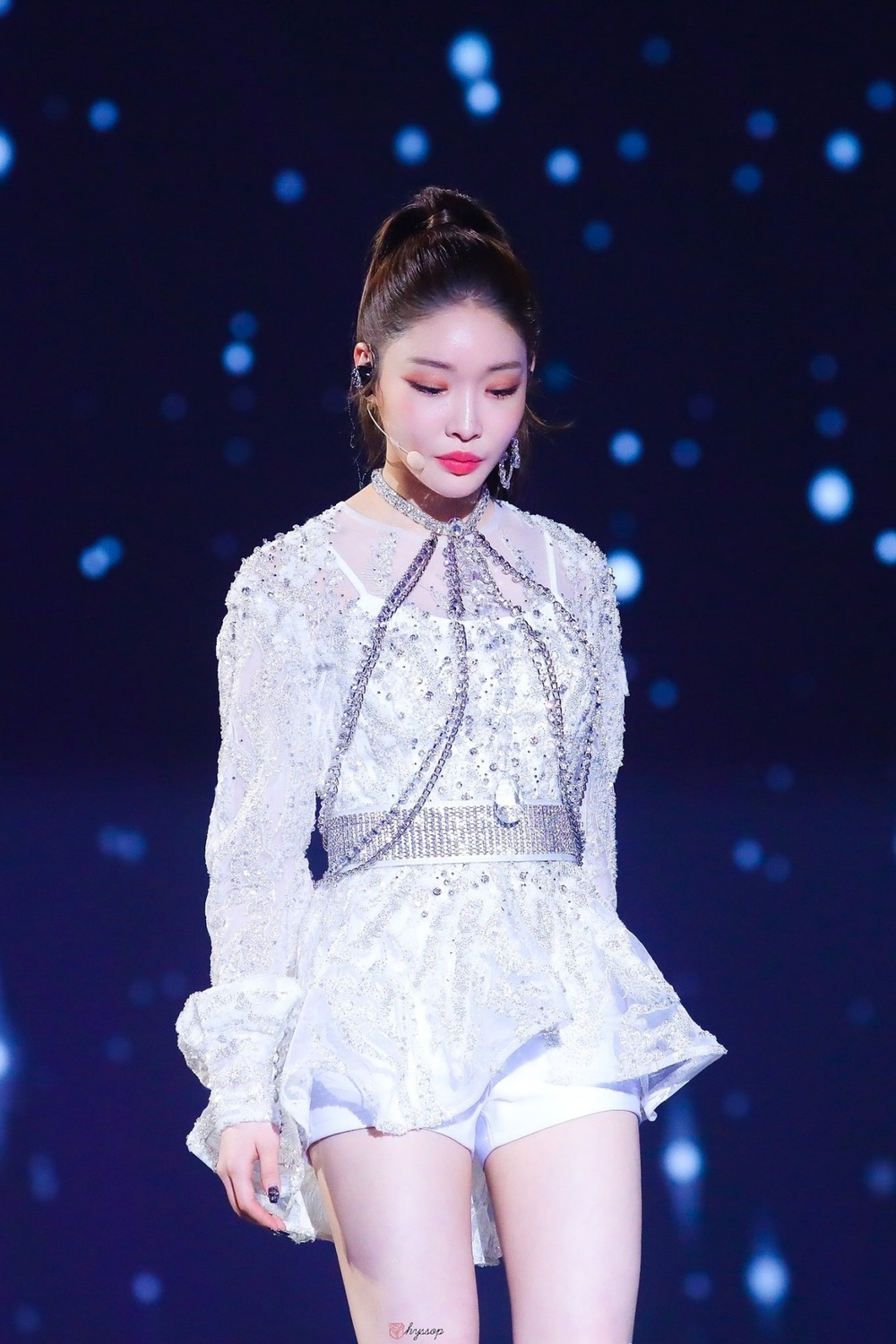 NÓNG: Nữ ca sĩ Chungha dương tính với COVID-19, Kpop bị bóng tối dịch bệnh bao trùm - Hình 1