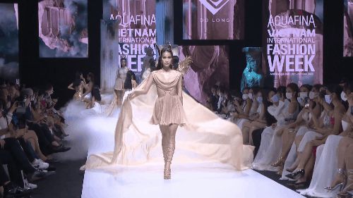 So trình catwalk của 3 nàng Tân Hoa hậu tại sàn diễn AVIFW: Đỗ Hà sở hữu đôi chân dài nhất liệu có phải là lợi thế? - Hình 4