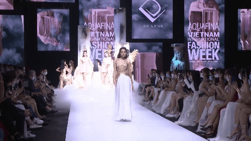 So trình catwalk của 3 nàng Tân Hoa hậu tại sàn diễn AVIFW: Đỗ Hà sở hữu đôi chân dài nhất liệu có phải là lợi thế? - Hình 1