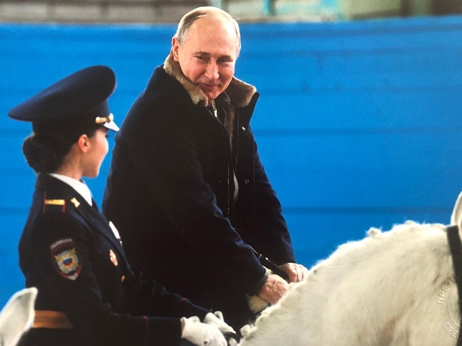 Binh sĩ Nga đẹp nhất thế giới đến tổng thống Putin cũng hết lời ngợi khen - Hình 5