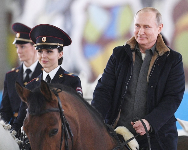 Binh sĩ Nga đẹp nhất thế giới đến tổng thống Putin cũng hết lời ngợi khen - Hình 4