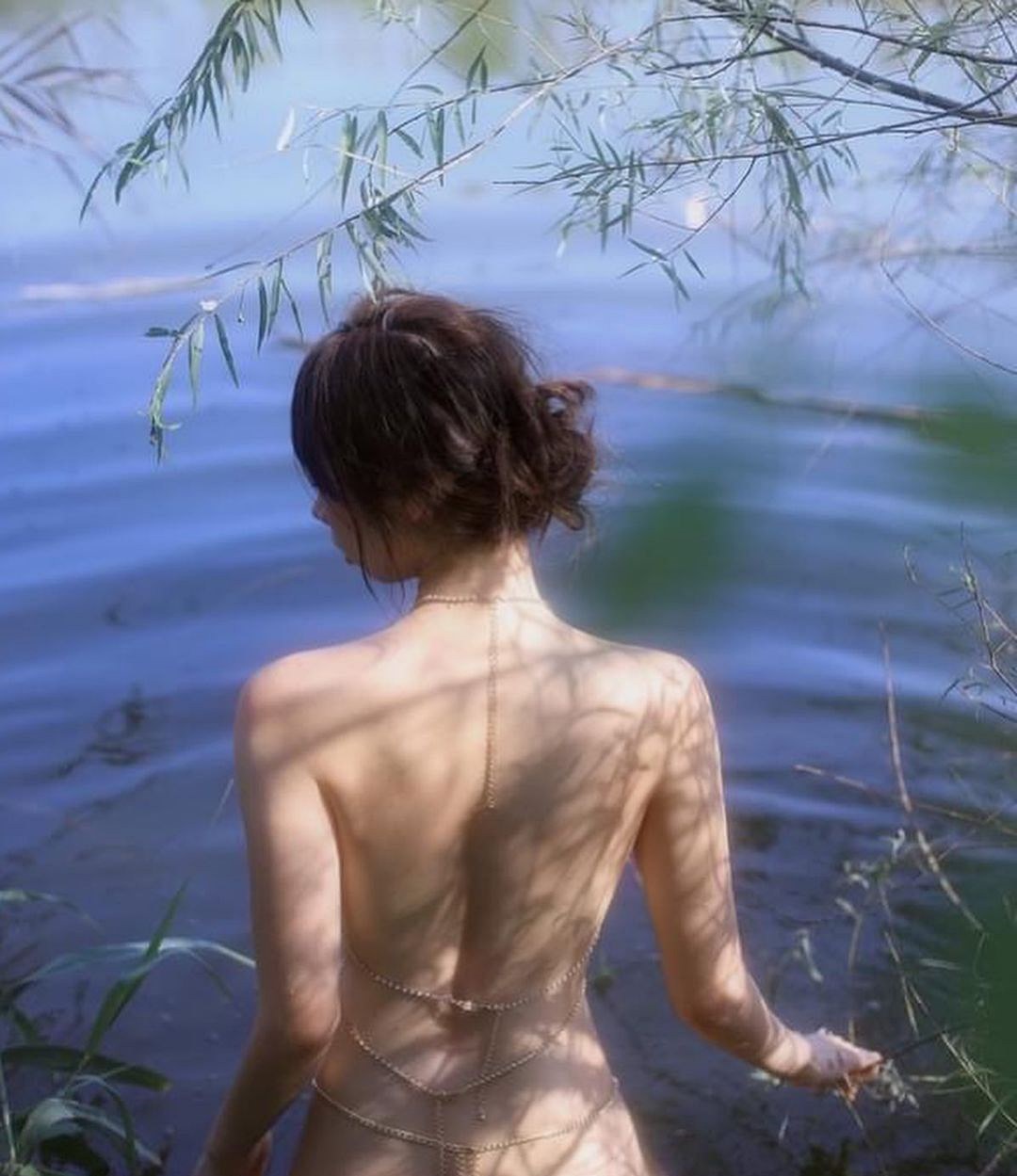 Cô gái Chiết Giang buông áo bên hồ đẹp như tranh, không gợi dục phản cảm - Hình 3