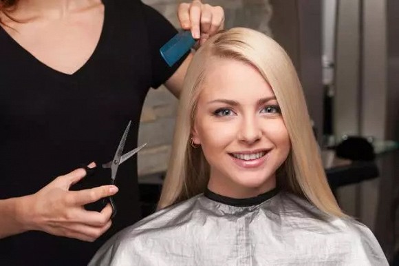 Thợ cắt tóc nữ chuyên nghiệp phải nắm được nhiều phương pháp cắt khác nhau 