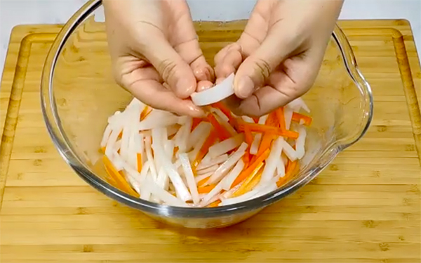 Cách làm dưa chua cà rốt củ cải trắng ăn sau 1 ngày, bảo quản được lâu - Hình 2