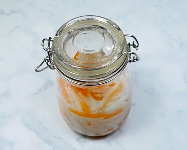 Cách làm dưa chua cà rốt củ cải trắng ăn sau 1 ngày, bảo quản được lâu - Hình 5
