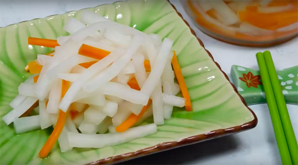 Cách làm dưa chua cà rốt củ cải trắng ăn sau 1 ngày, bảo quản được lâu - Hình 6