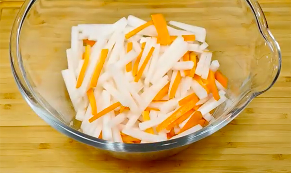 Cách làm dưa chua cà rốt củ cải trắng ăn sau 1 ngày, bảo quản được lâu - Hình 1