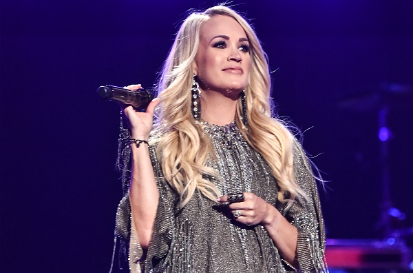 Nữ ca sĩ nhạc đồng quê Carrie Underwood trong mắt con trai: T.uổi 70, thích cưỡi ngựa dạo phố và nghề nghiệp là giặt giũ - Hình 2