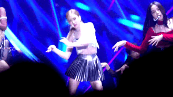 Black Pink diện đồ hiệu nhưng lắm lúc cũng gặp lỗi trái ngang: Jennie bị chê thiếu chuyên nghiệp hơn Rosé, Jisoo - Hình 1