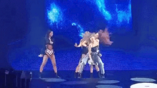 Black Pink diện đồ hiệu nhưng lắm lúc cũng gặp lỗi trái ngang: Jennie bị chê thiếu chuyên nghiệp hơn Rosé, Jisoo - Hình 2