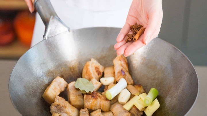 Cơm trắng hết veo nhờ sức hấp dẫn của món thịt kho dừa - Hình 2