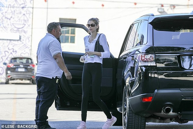 Con gái Cindy Crawford buồn bã ra phố sau khi chia tay bạn trai - Hình 4