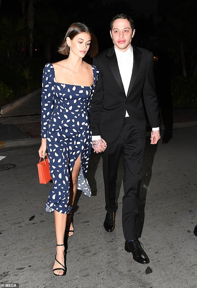 Con gái Cindy Crawford buồn bã ra phố sau khi chia tay bạn trai - Hình 6