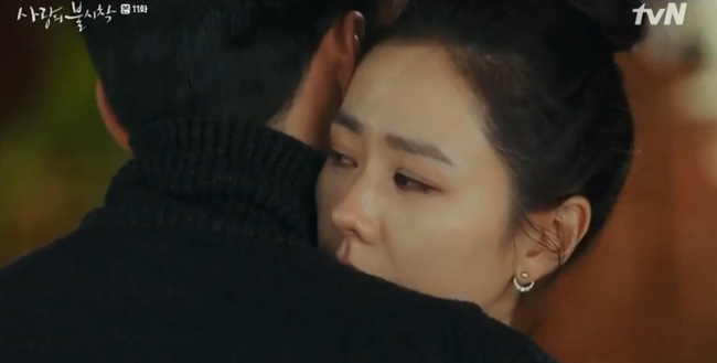 Crash Landing On You: Thấy Se Ri bị vùi dập, Hyun Bin dỗ dành người thương bằng cái ôm khiến hội fangirl ghen tị - Hình 10