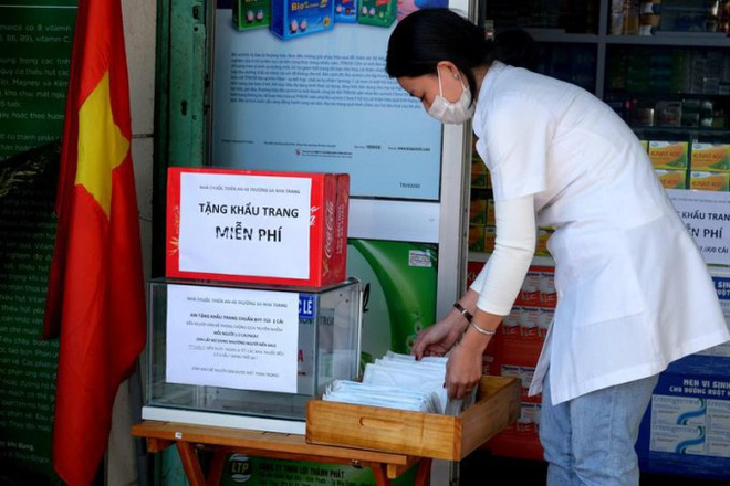 Đôi vợ chồng đeo đủ rồi vứt bịch khẩu trang từ thiện giữa đường và câu nói gây nhói lòng - Hình 2