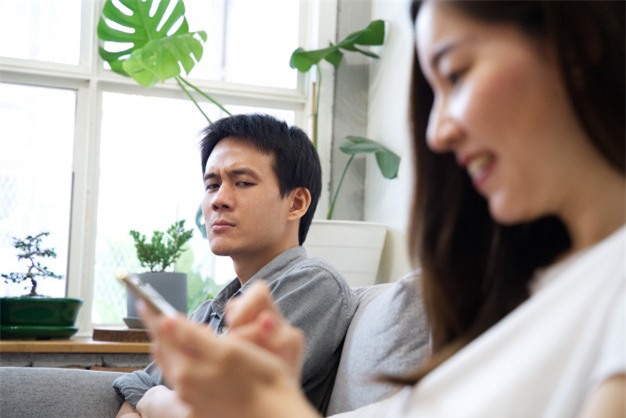 Đưa cho vợ 500 ngàn bảo vợ đi chợ mua thức ăn đãi khách, lúc về trên tay cô ấy chỉ có đúng một mớ thì là, tôi vừa hỏi thì cô ấy bật khóc nức nở - Hình 2