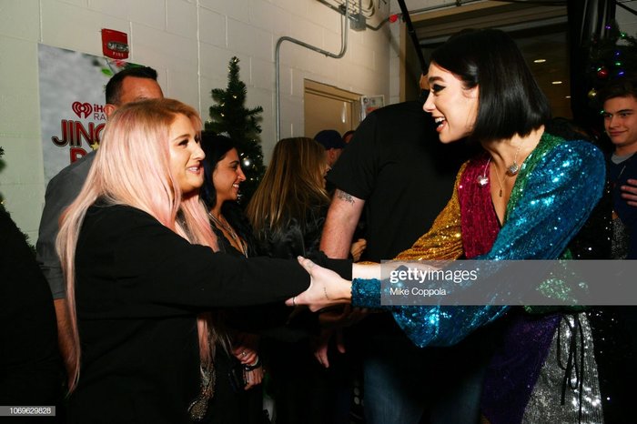 Dua Lipa và Meghan Trainor đồng loạt tung MV xuất sắc nhằm mục đích... phá bỏ lời nguyền flop? - Hình 1