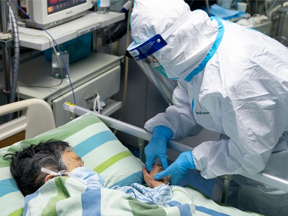 Làm việc đến kiệt sức, các bác sĩ tại tâm dịch Vũ Hán còn bị đánh và dọa giết - Hình 2