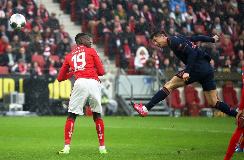 Lewy và Muller ghi bàn, Bayern ung dung lên ngôi đầu - Hình 2