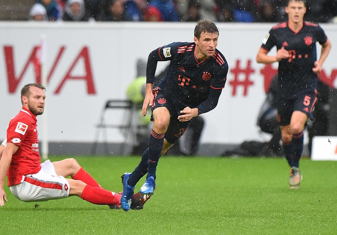 Lewy và Muller ghi bàn, Bayern ung dung lên ngôi đầu - Hình 1
