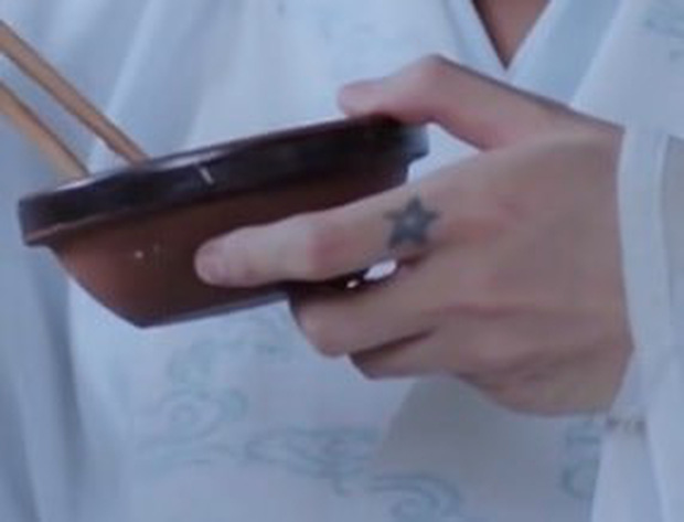 Loạt sạn ngớ ngẩn của 5 bom tấn truyền hình Hoa Ngữ: Một diễn viên phải đóng thế đến tận 3 vai ở Trần Tình Lệnh - Hình 18