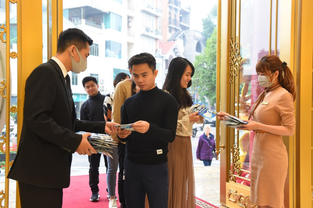 Ngày Thần tài thời corona, doanh nghiệp chuẩn bị sẵn khẩu trang 3D tặng khách khi đến mua vàng - Hình 3