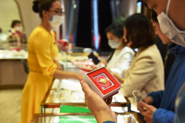 Ngày Thần tài thời corona, doanh nghiệp chuẩn bị sẵn khẩu trang 3D tặng khách khi đến mua vàng - Hình 1