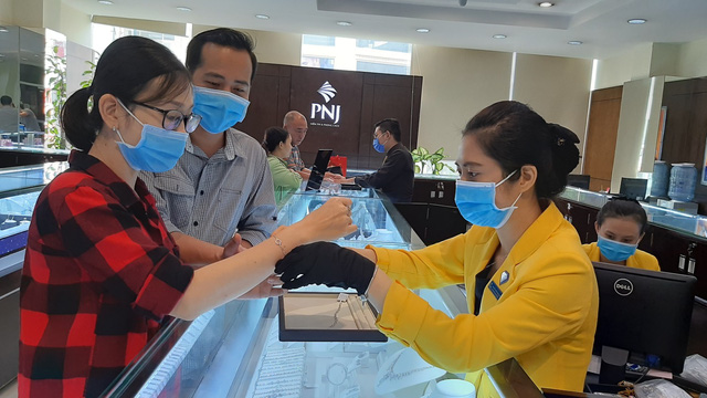 Ngày Thần tài thời corona, doanh nghiệp chuẩn bị sẵn khẩu trang 3D tặng khách khi đến mua vàng - Hình 2