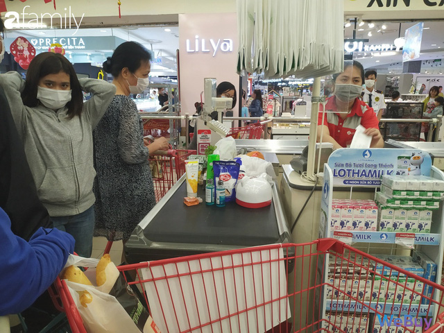 Sài Gòn chống Corona: Siêu thị, hiệu thuốc cháy hàng, khách muốn mua phải chờ sang tuần sau - Hình 2