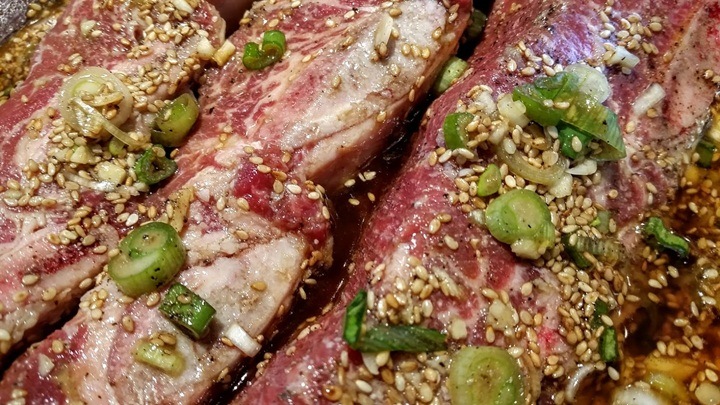 Sườn tẩm sa tế xóc tỏi cay cay nóng hổi cho bữa ăn thêm ấm áp - Hình 1