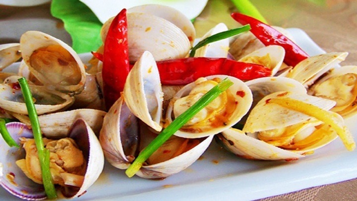 Tận hưởng hương vị đậm đà của món ngao xào sả ớt - Hình 1