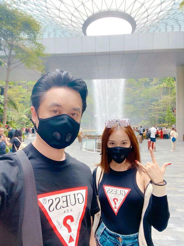 Tết diện áo dài đôi, ra Tết chuyển áo thun đôi, vợ chồng Dương Khắc Linh luôn cực khăng khít - Hình 4
