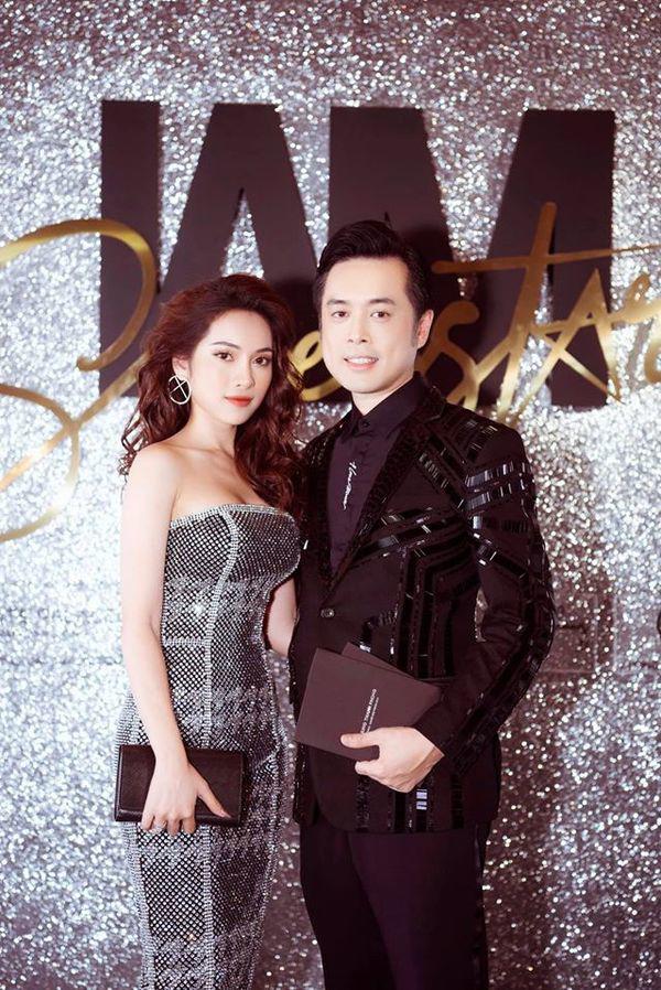 Tết diện áo dài đôi, ra Tết chuyển áo thun đôi, vợ chồng Dương Khắc Linh luôn cực khăng khít - Hình 10
