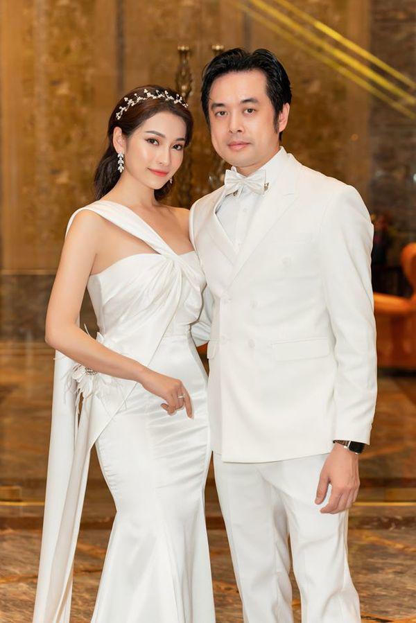 Tết diện áo dài đôi, ra Tết chuyển áo thun đôi, vợ chồng Dương Khắc Linh luôn cực khăng khít - Hình 7
