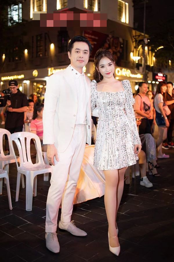 Tết diện áo dài đôi, ra Tết chuyển áo thun đôi, vợ chồng Dương Khắc Linh luôn cực khăng khít - Hình 8