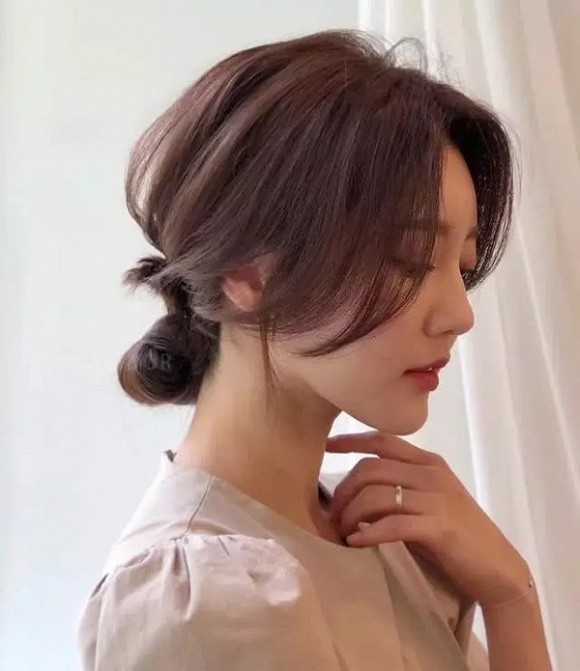 Hãy cùng đắm mình vào thế giới cổ tích của Hàn Quốc với những kiểu tóc cổ tích lộng lẫy và độc đáo. Được lấy cảm hứng từ những truyền thuyết và chuyện cổ tích của đất nước này, những kiểu tóc này sẽ mang đến cho bạn sự thích thú và ngạc nhiên. Hãy để mình trở thành nàng công chúa trong câu chuyện của riêng mình!