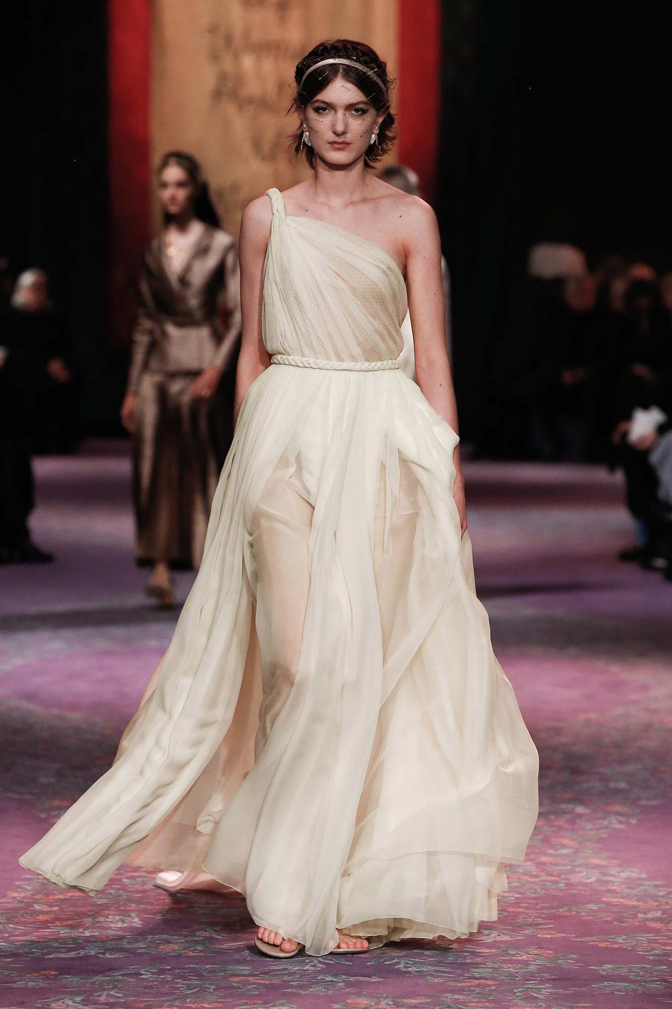 BST Dior Haute Couture Xuân - Hè 2020: Sự trở lại của những nữ thần Hy Lạp - Hình 4
