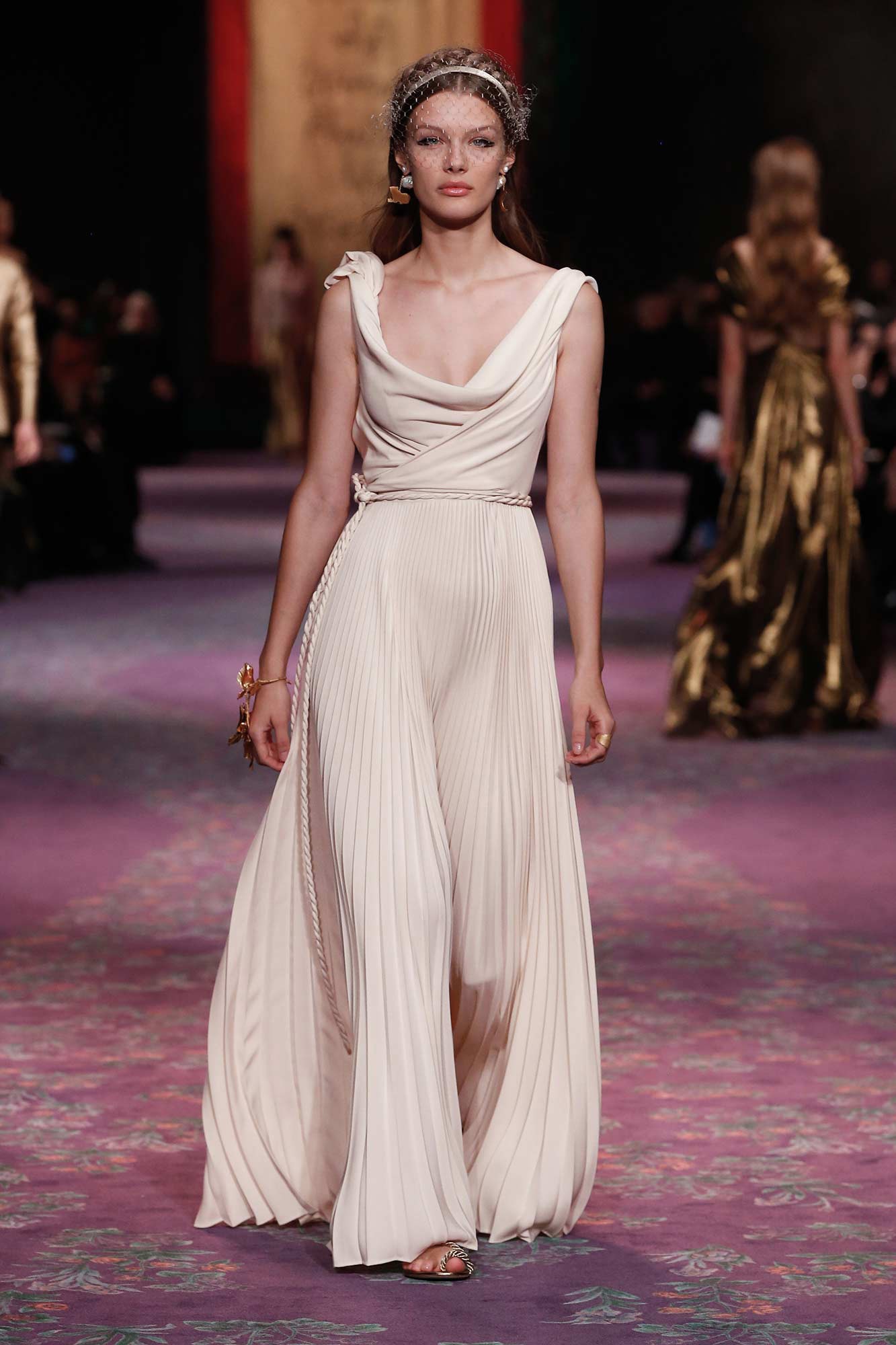 BST Dior Haute Couture Xuân - Hè 2020: Sự trở lại của những nữ thần Hy Lạp - Hình 5