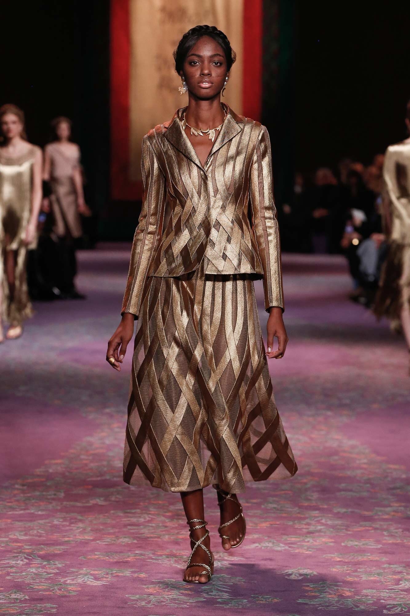 BST Dior Haute Couture Xuân - Hè 2020: Sự trở lại của những nữ thần Hy Lạp - Hình 9