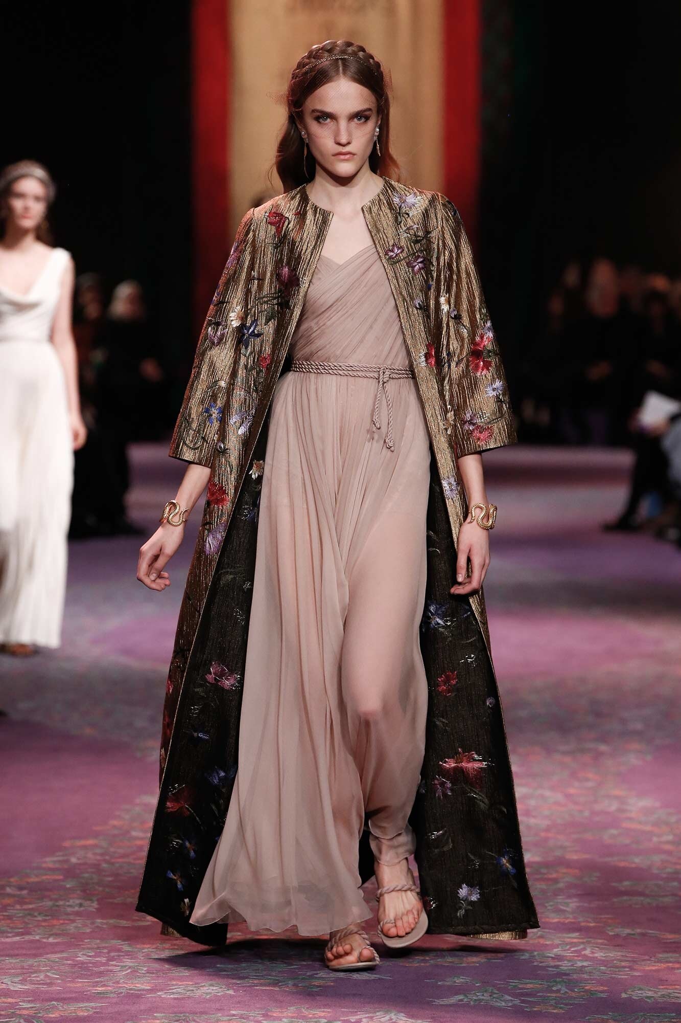 BST Dior Haute Couture Xuân - Hè 2020: Sự trở lại của những nữ thần Hy Lạp - Hình 22