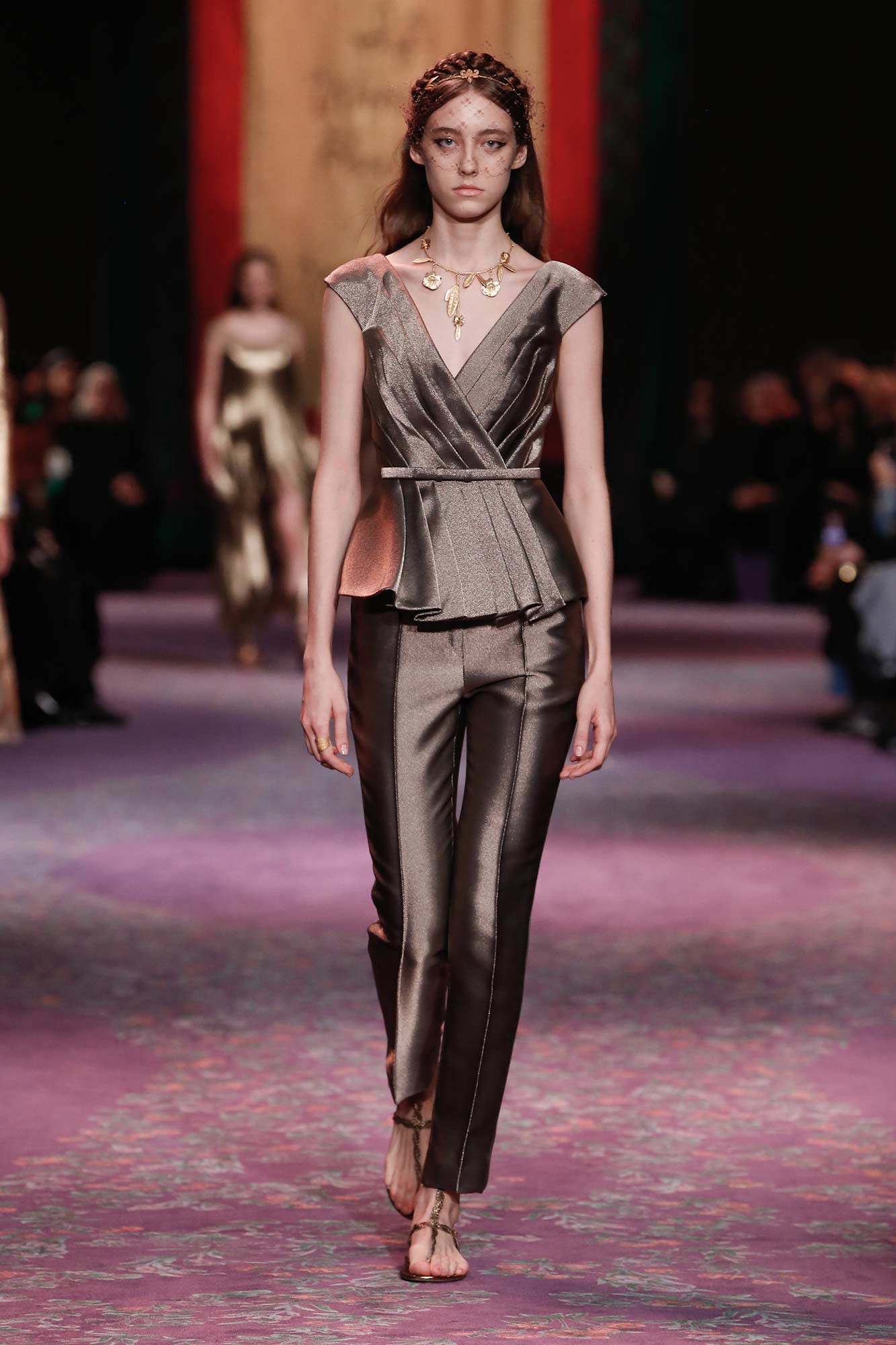 BST Dior Haute Couture Xuân - Hè 2020: Sự trở lại của những nữ thần Hy Lạp - Hình 8