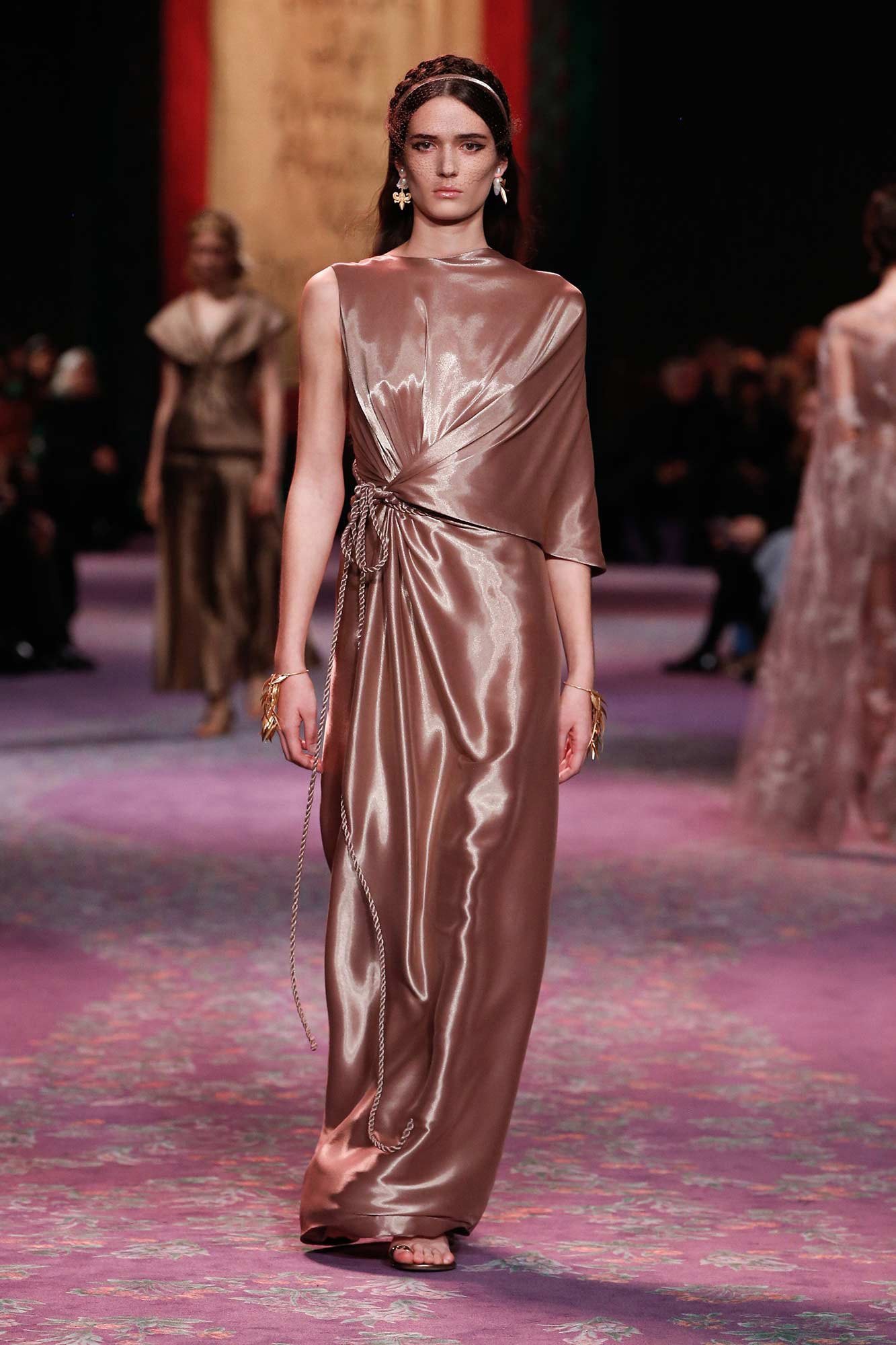 BST Dior Haute Couture Xuân - Hè 2020: Sự trở lại của những nữ thần Hy Lạp - Hình 20