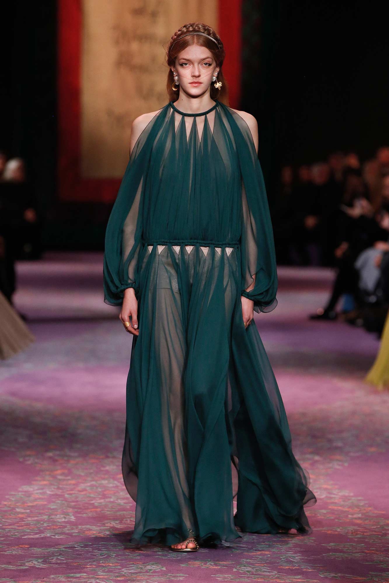 BST Dior Haute Couture Xuân - Hè 2020: Sự trở lại của những nữ thần Hy Lạp - Hình 24