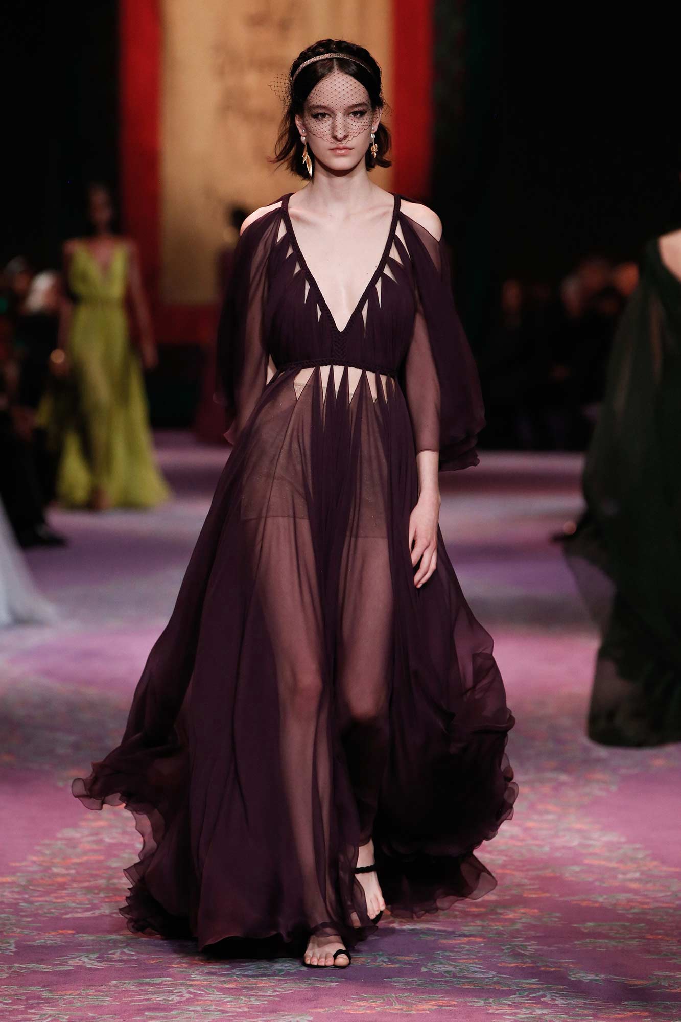 BST Dior Haute Couture Xuân - Hè 2020: Sự trở lại của những nữ thần Hy Lạp - Hình 23