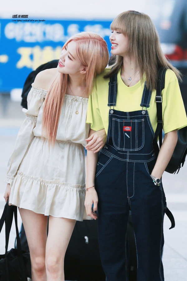Bức ảnh của Lisa và Rose sẽ khiến bất kỳ fan Kpop nào cũng phải háo hức. Với vẻ đẹp thần thái, nụ cười duyên dáng và phong cách độc đáo, hai cô gái này sẽ chinh phục trái tim bạn ngay lập tức.