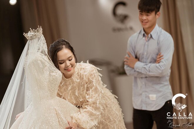 Váy cưới cô dâu Quỳnh Anh màu trắng kim tuyến xước tay dài cổ điển  VC27   NiNiStore